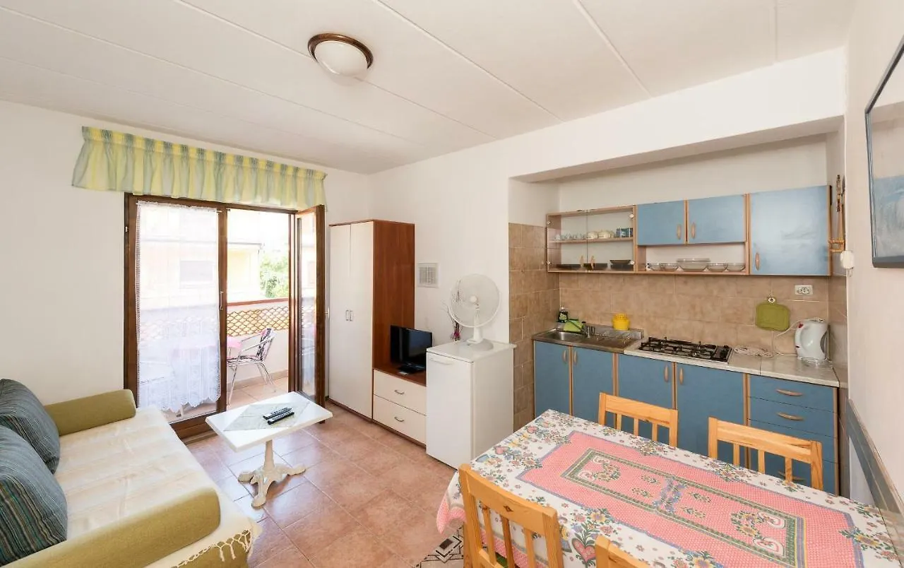Apartment Meridiana ロヴィニ